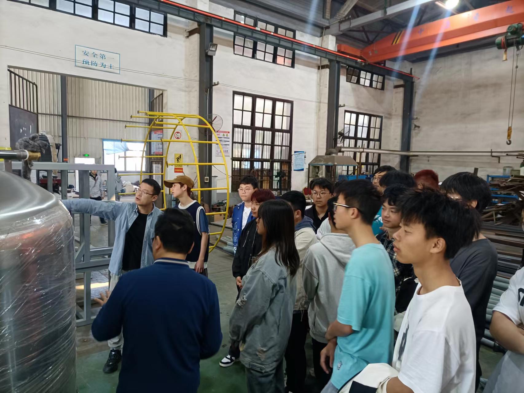 湖南工程学院近200名学生来百博手机网认知实习